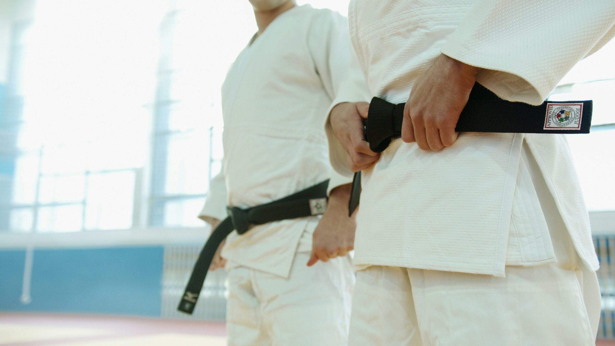 Karatemesterek, céllövők és vicceskedők a sportpályákon és az osztálytermekben