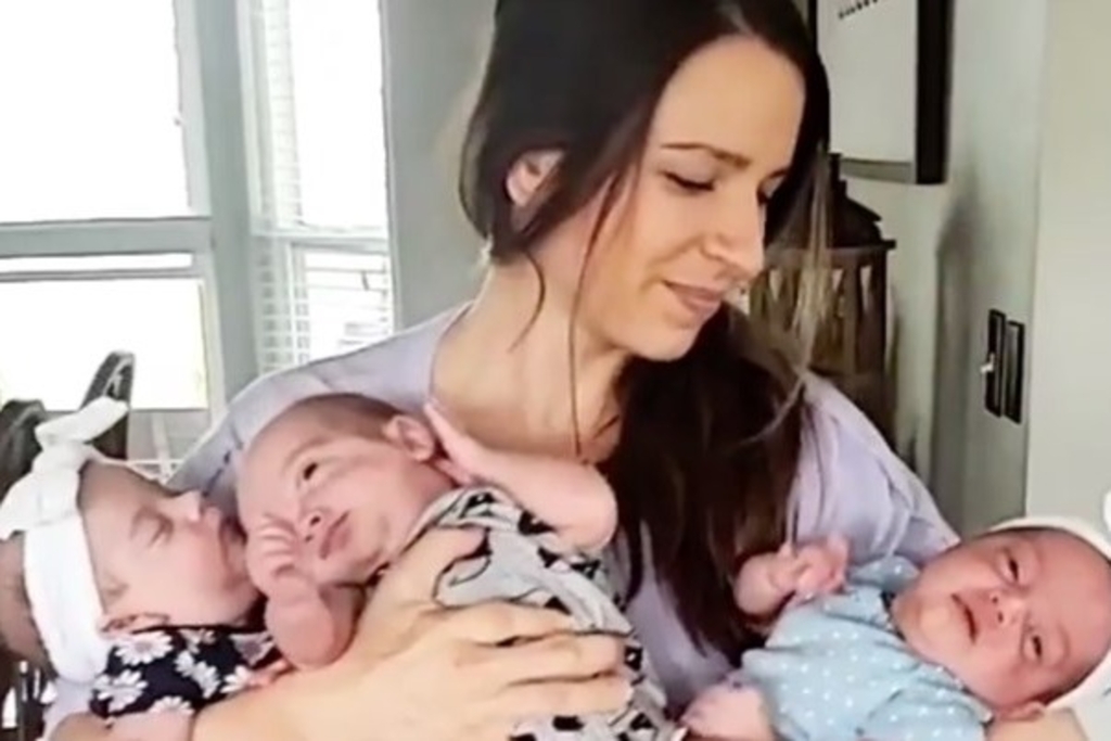 Hogyan szoptassunk két mellből három babát? – hármas ikrek szoptatása (videóval)