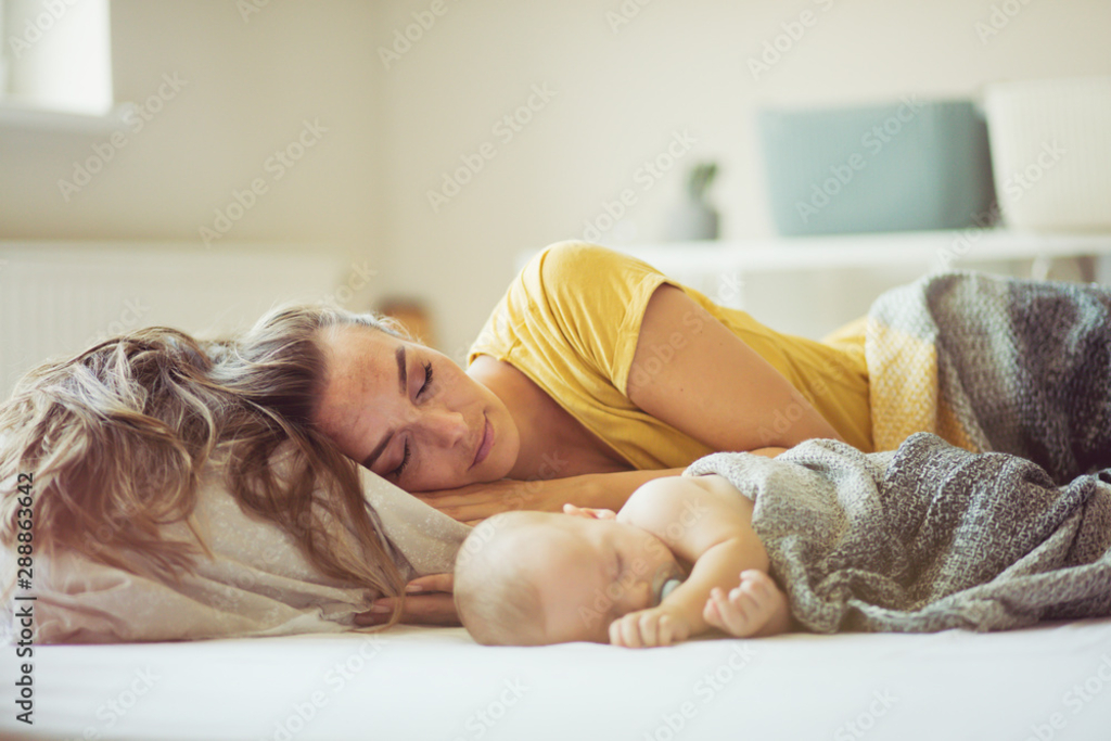 Egy ágyban a babával – nem segíti a kötődést, viszont veszélyes
