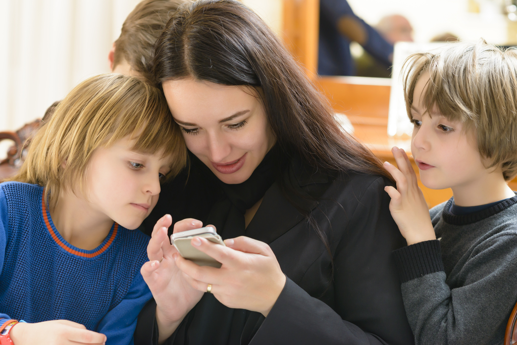 Jó szülő vagy, ha a mobiloddal foglalkozol a gyereked helyett?