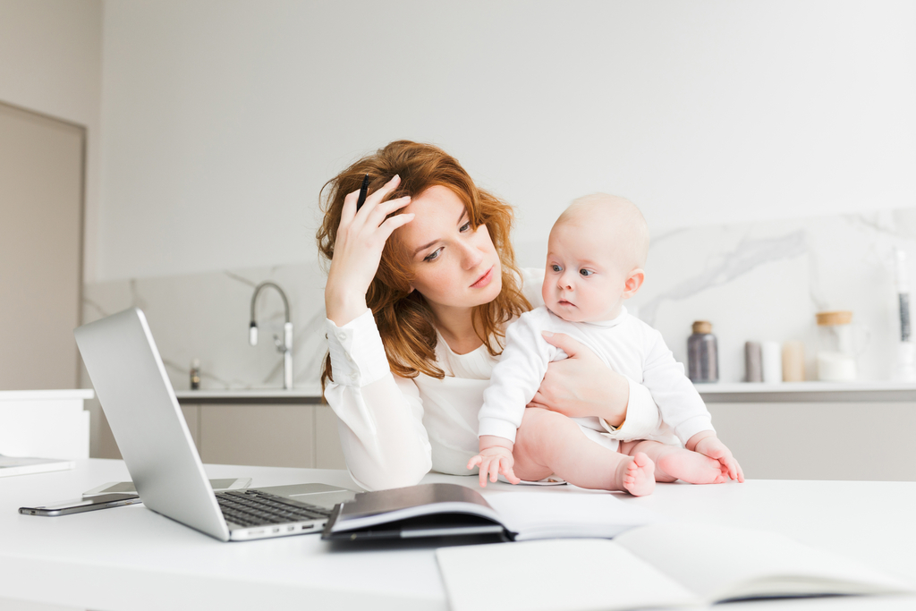 „Normális” 1 hónapos baba mellől visszamenni dolgozni?