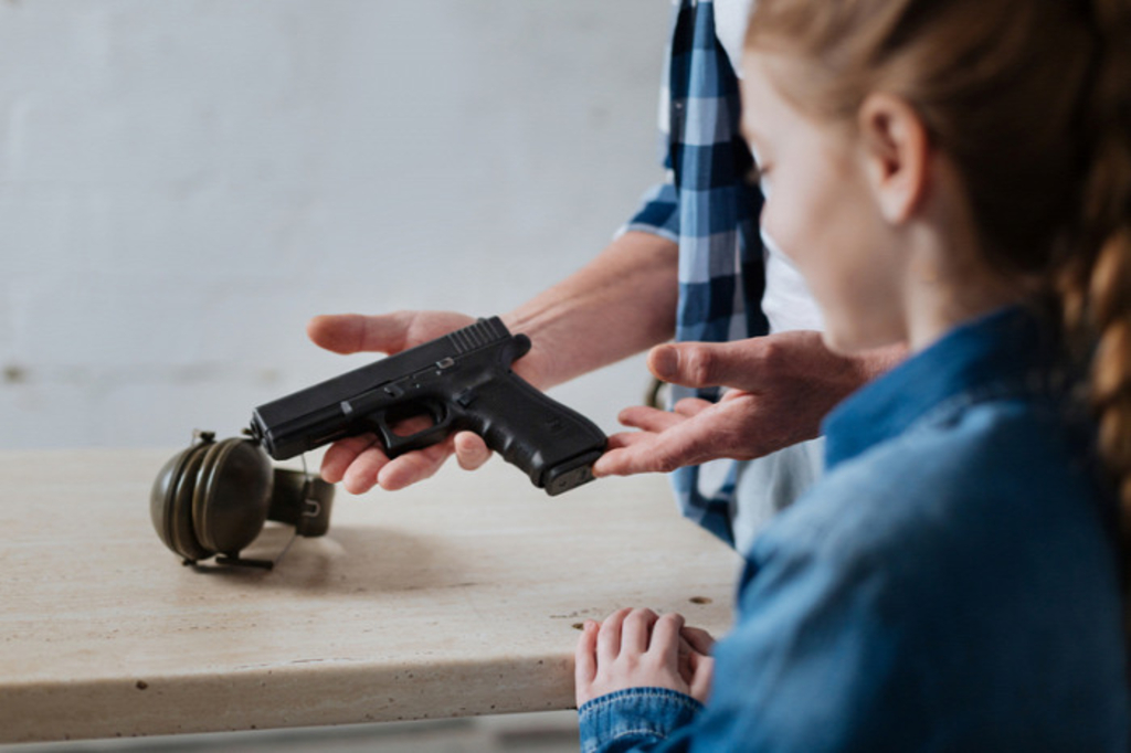 Kisgyerekek nagy pisztolyokkal – a fegyverbalesetekről