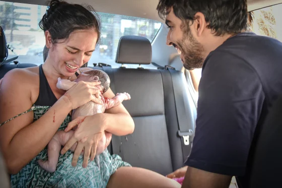 Autóban született a baba – videóval