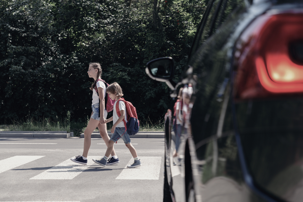 Némán lopakodó autók – a modern közlekedés veszélyei a gyerekeinkre