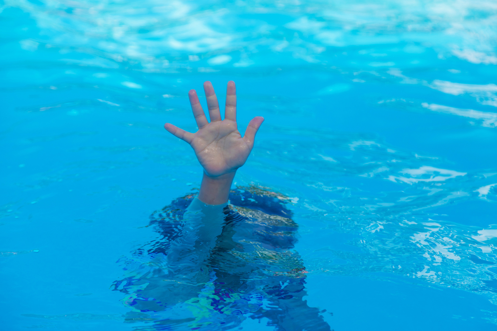 Felelőtlen szülő vagyok, ha egyedül hagyom a medencében a négyévesemet?